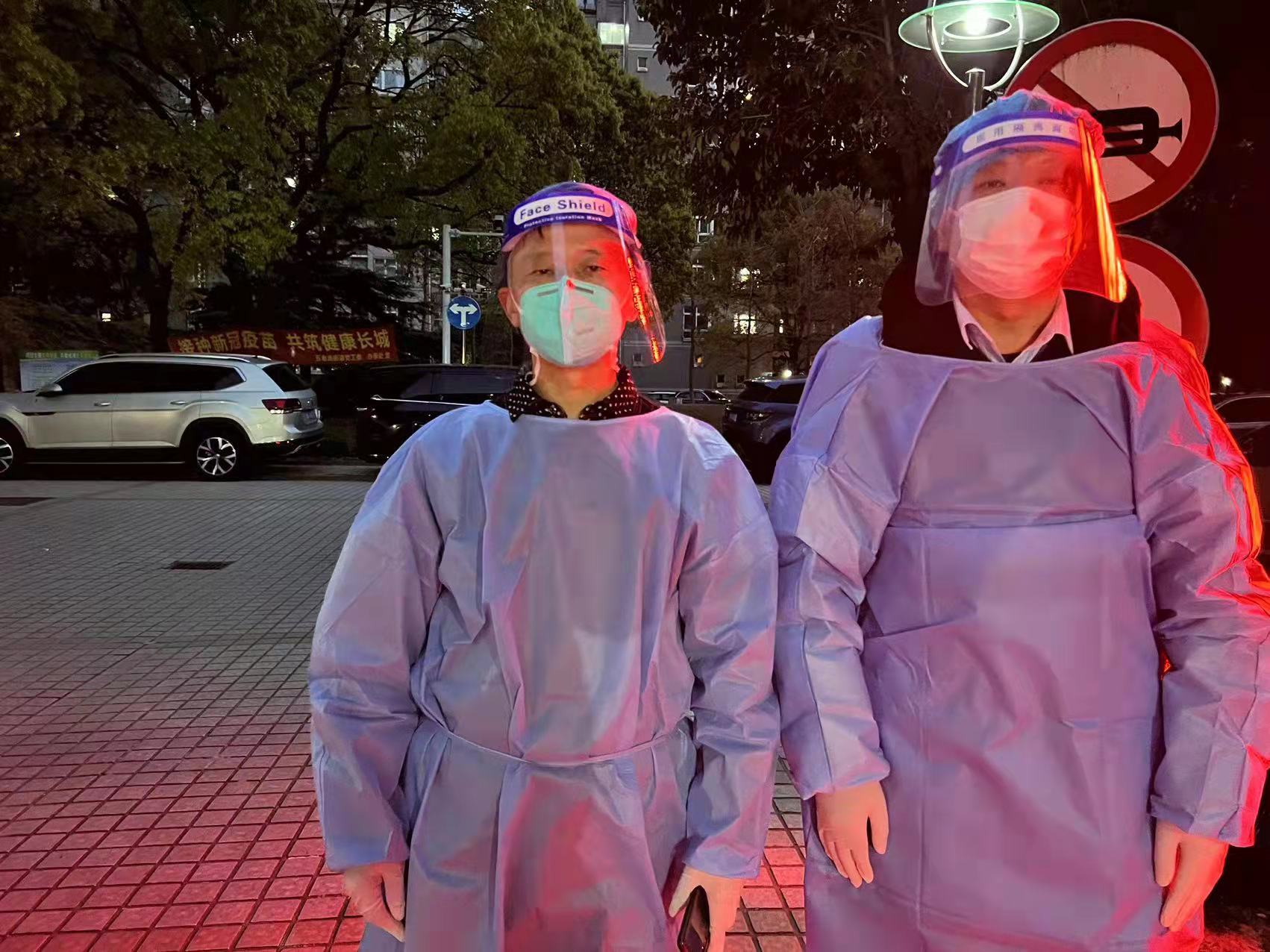 本部劉化景在小區(qū)巡邏，勸返下樓人員；遞送外面來的生活必需品急件到每家門洞，按鈴請業(yè)主下樓來取。